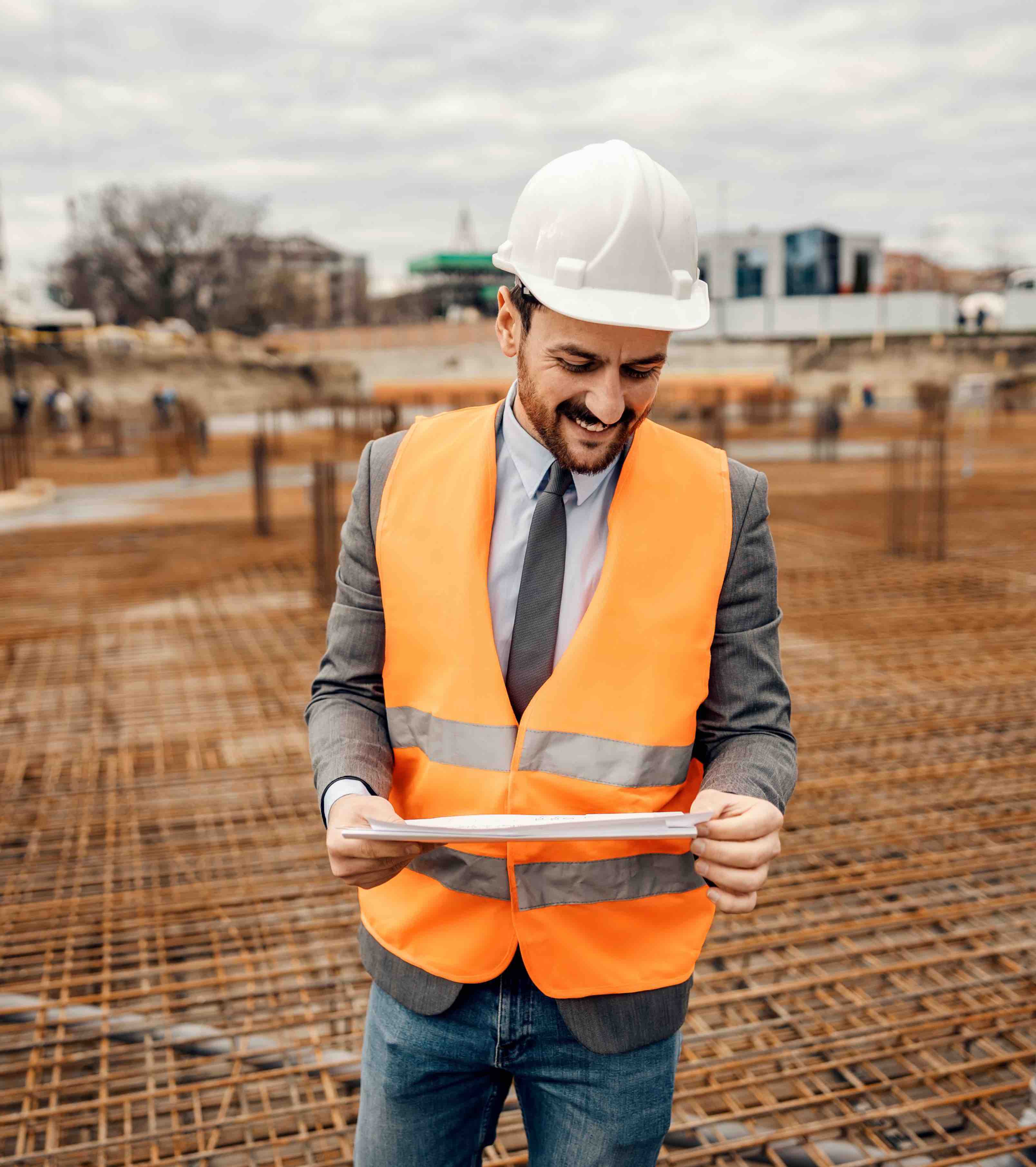 Tecnico in cantiere con tablet: pianificazione digitale che riduce sprechi di materiali e ottimizza le risorse