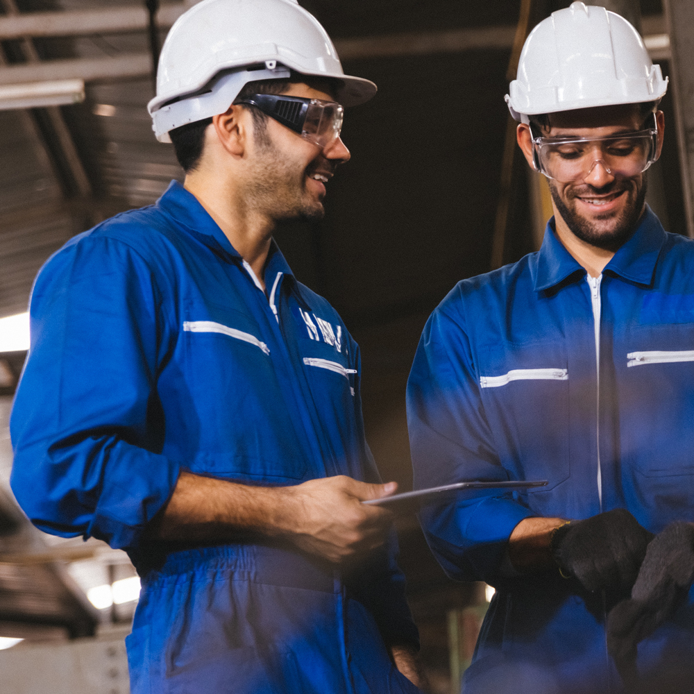 Due operatori consultano Build To Work su tablet direttamente in reparto, senza interrompere il lavoro